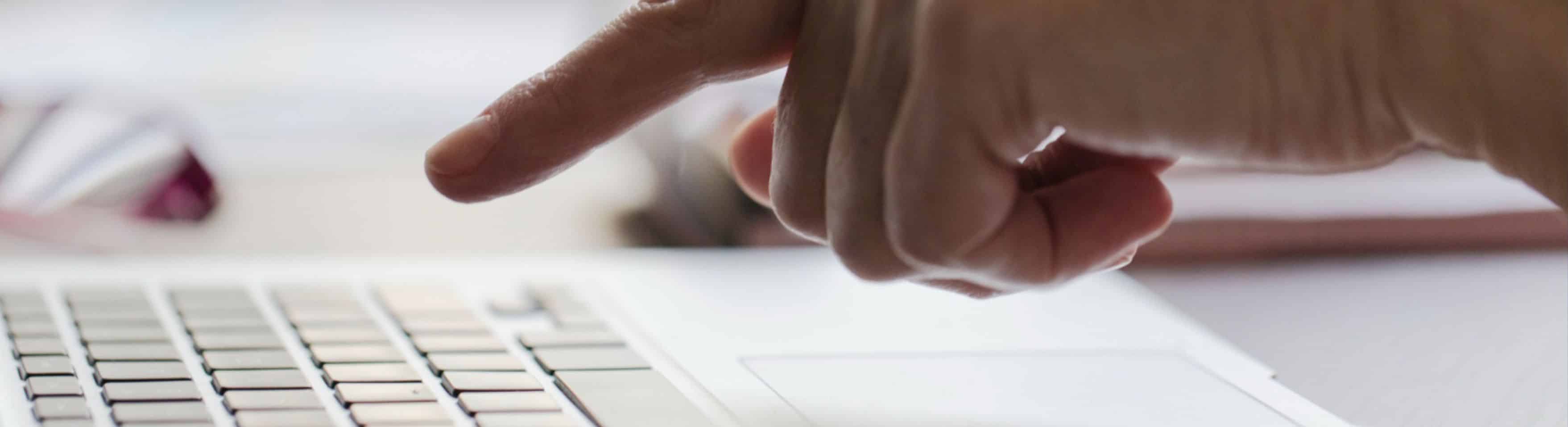 Persona utilizando un ordenador para acceder al canal de denuncias obligatorio
