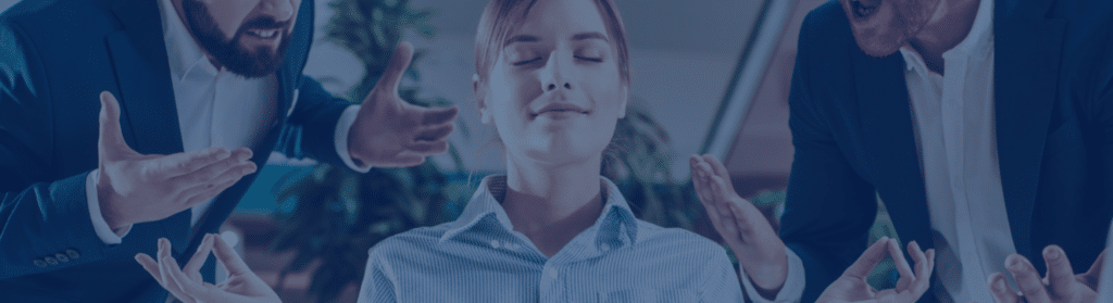Empleado sentado en una oficina gestionando sus emociones con técnicas de respiración y pausa activa.