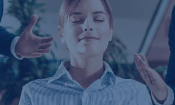Empleado sentado en una oficina gestionando sus emociones con técnicas de respiración y pausa activa.