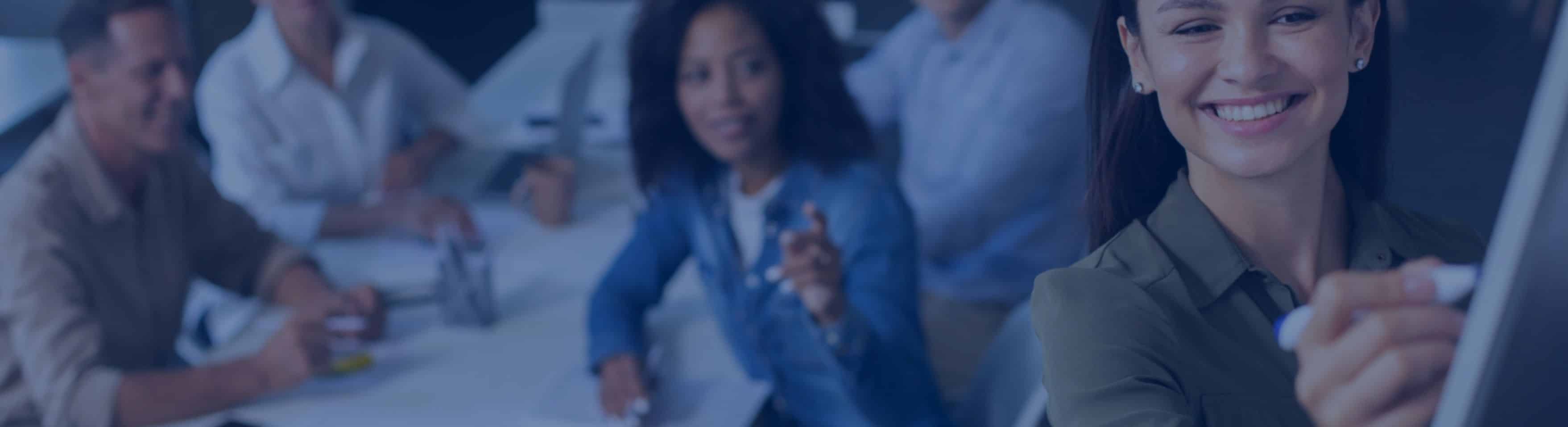Líder multiplicador guiando a su equipo en una sesión colaborativa con actitud positiva y enfoque estratégico.